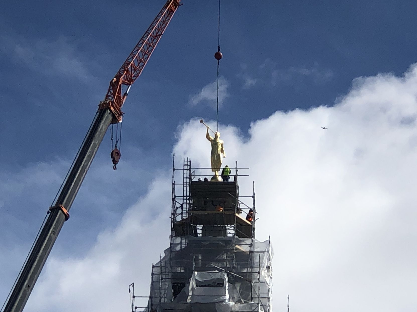Angel Moroni statue being placed on Pocatello temple